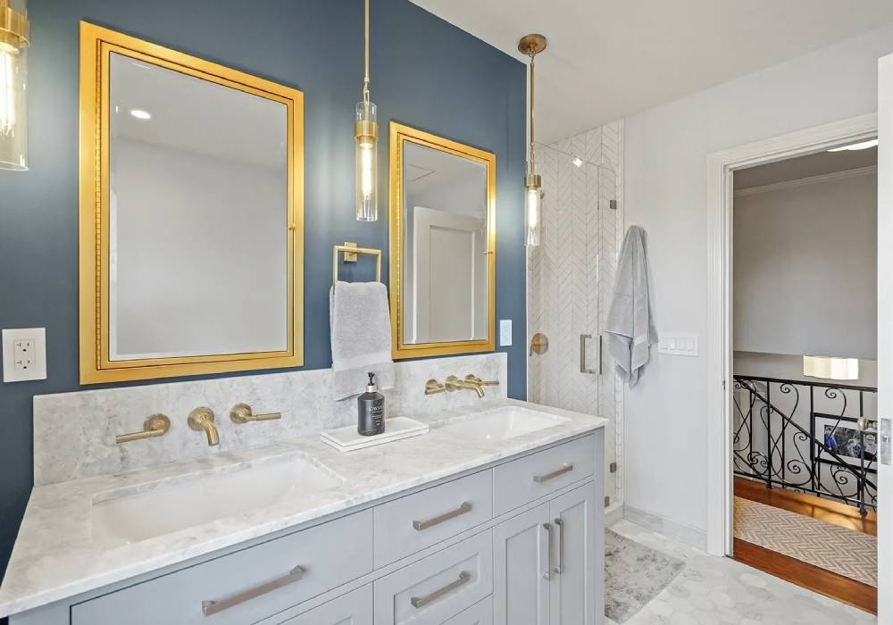 A bathroom with two sinks and mirrors in it