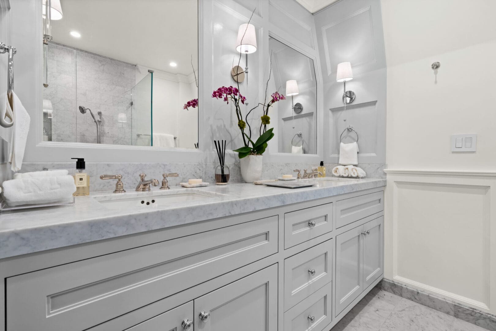 A bathroom with two sinks and mirrors in it