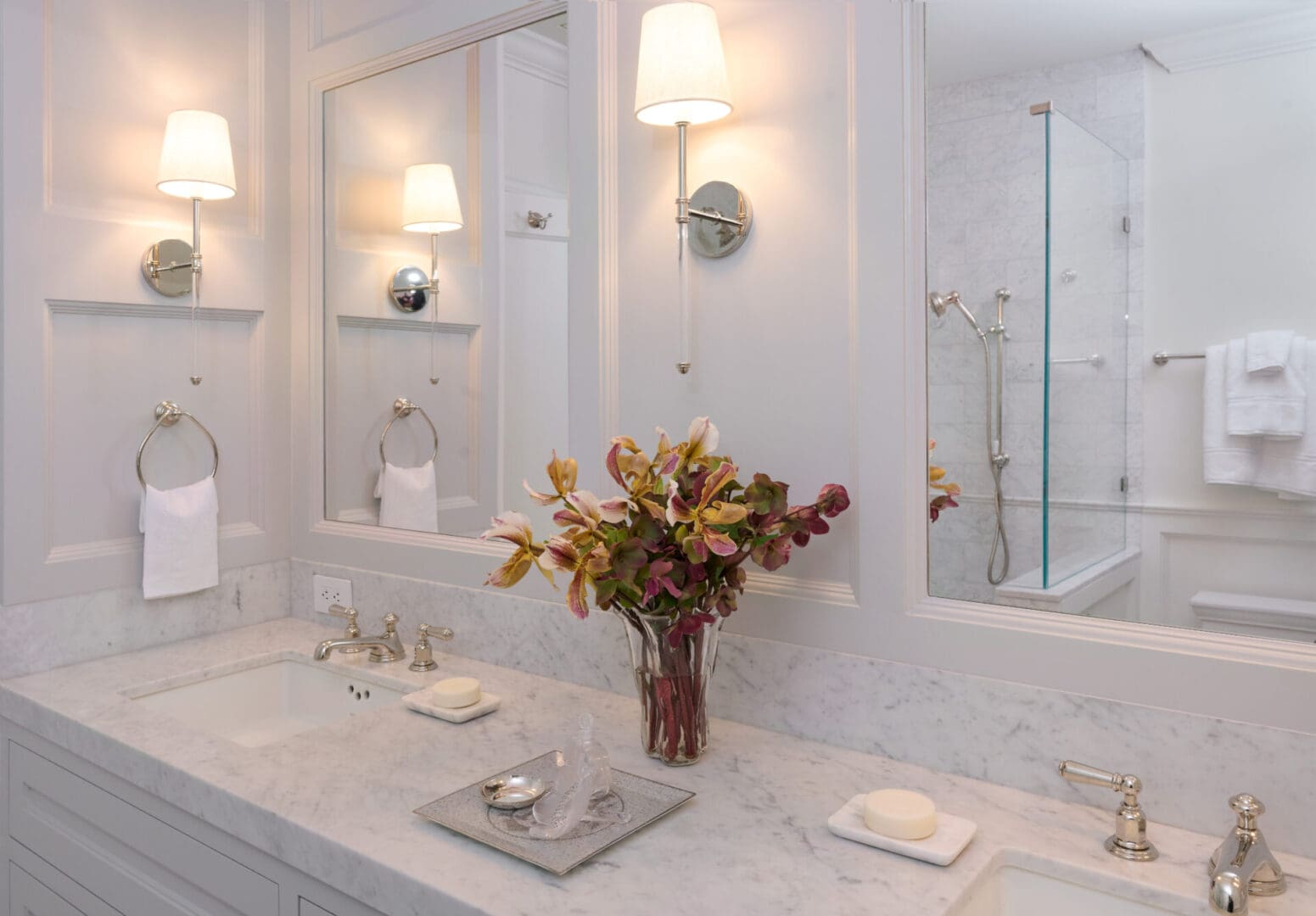 A bathroom with two sinks and mirrors in it