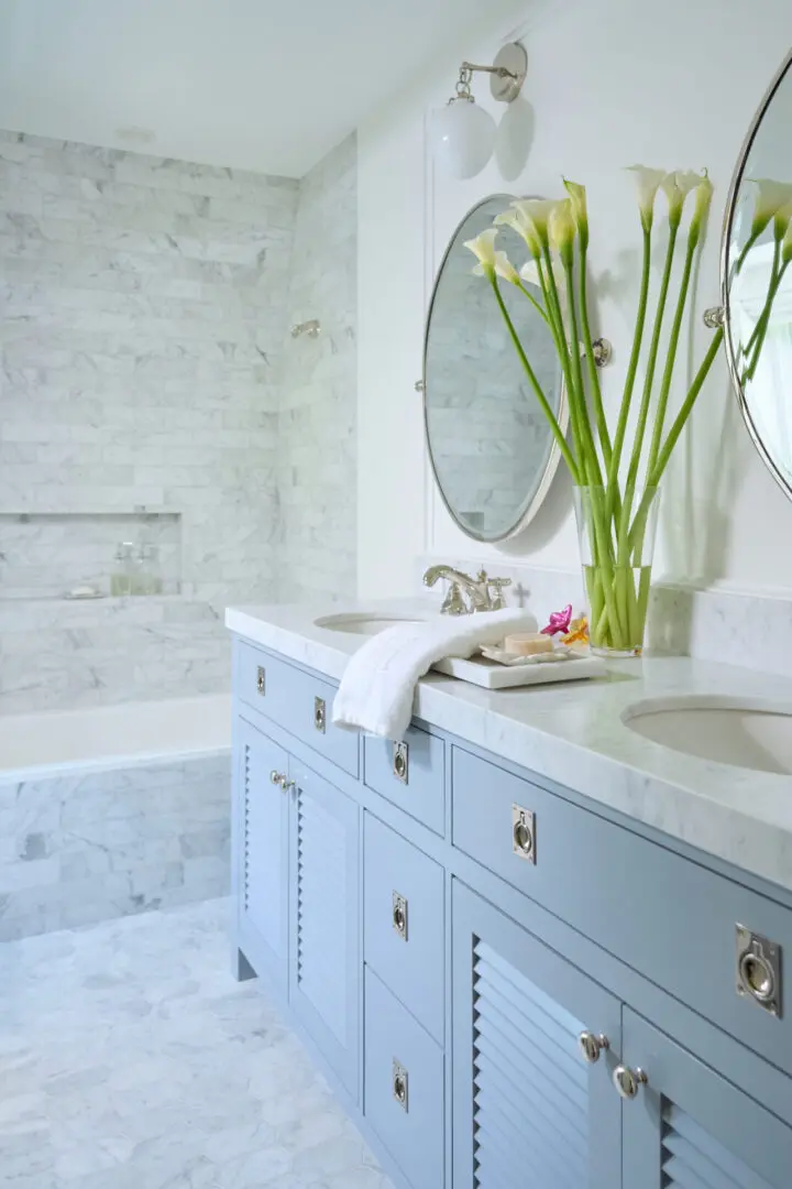 A bathroom with two sinks and a tub